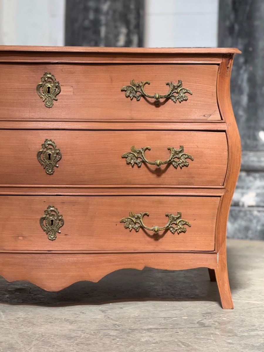 18 th century bombe chest of drawers