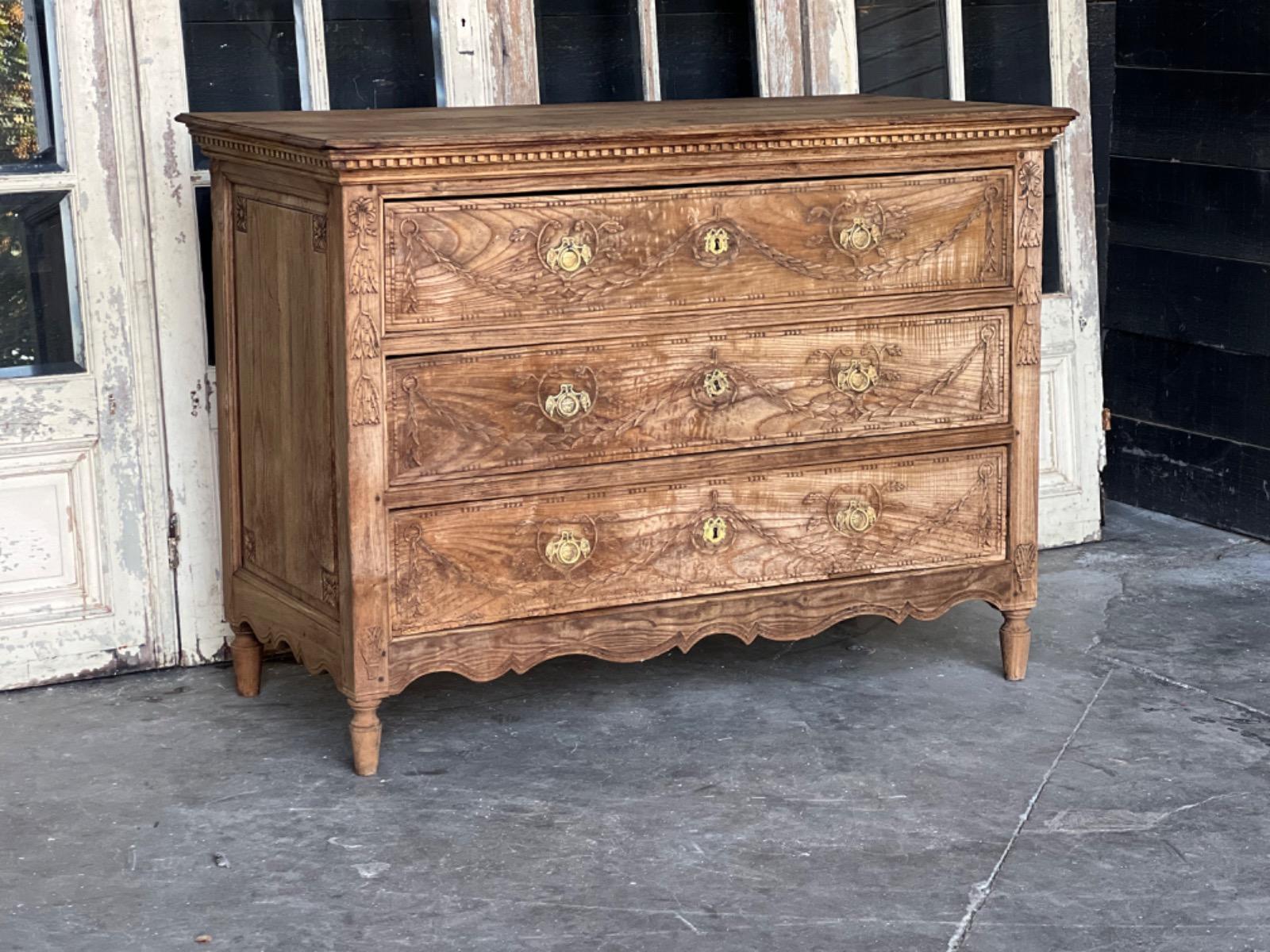 18th century French Louis XVI chest of drawers 