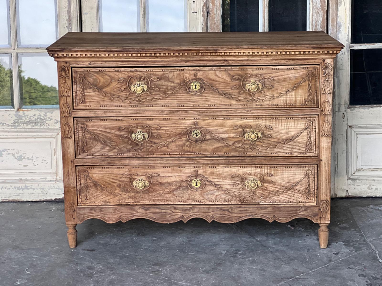 18th century French Louis XVI chest of drawers 