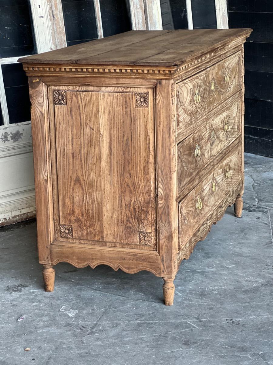 18th century French Louis XVI chest of drawers 