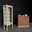 Ancien comptoir de boulangerie et vitrine de doctor