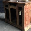 Ancien comptoir de boulangerie et vitrine de doctor