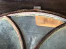 Ancienne fenêtre en fonte avec miroirs