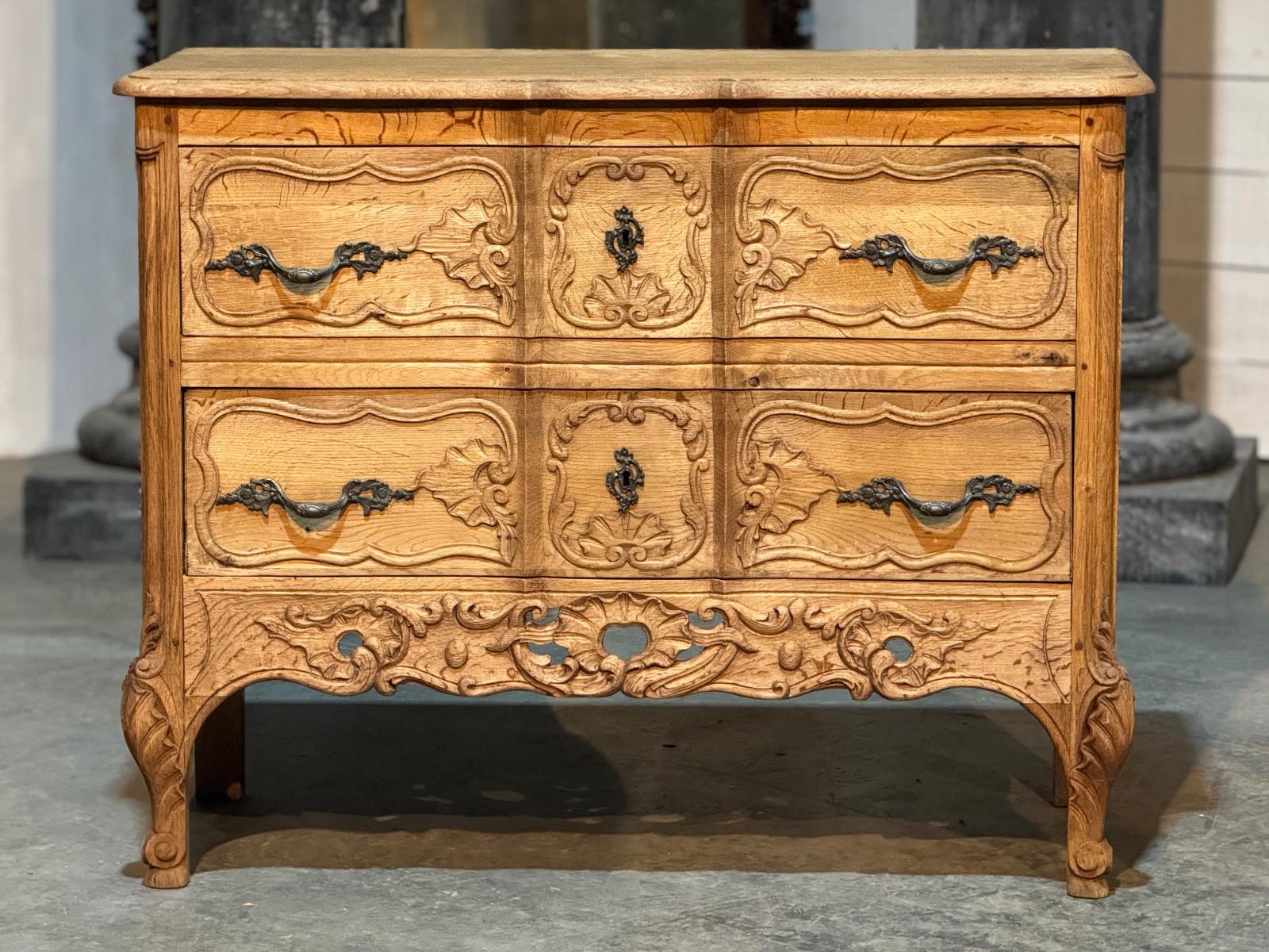 Antique Louis Xv chest of drawers in oak 