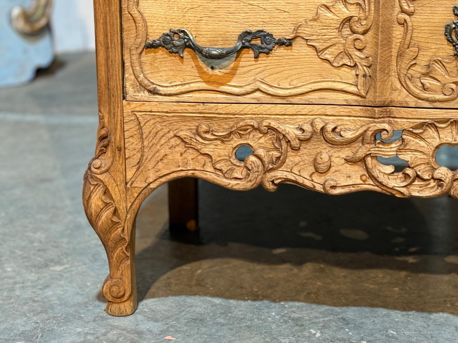 Antique Louis Xv chest of drawers in oak 