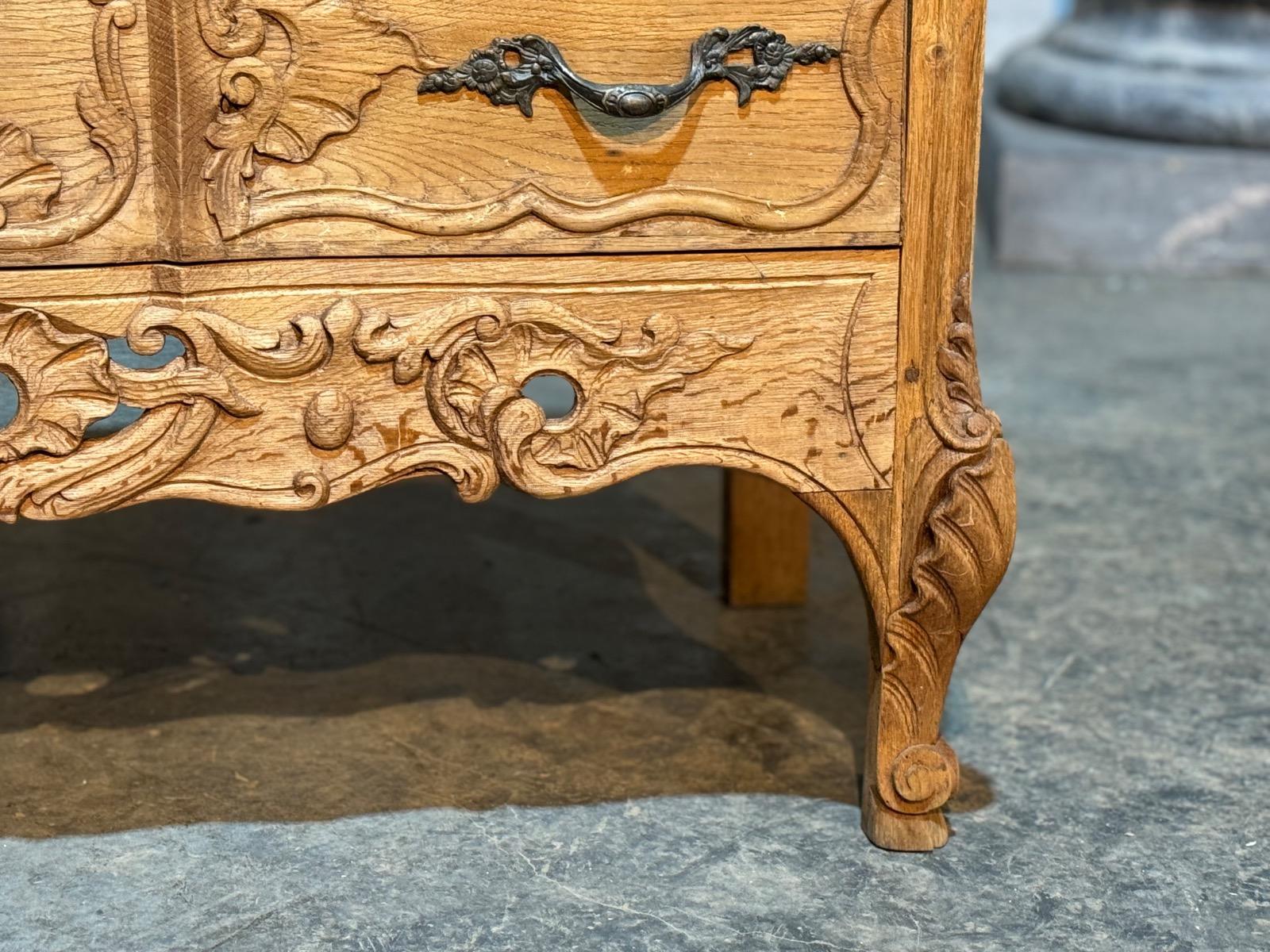 Antique Louis Xv chest of drawers in oak 