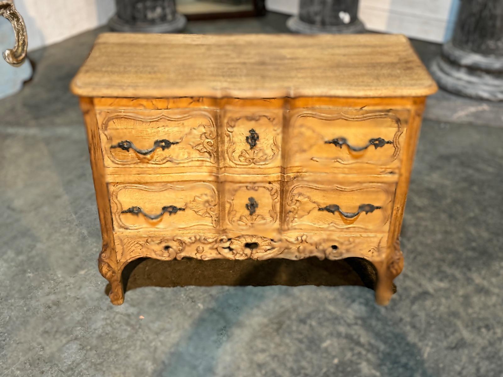 Antique Louis Xv chest of drawers in oak 