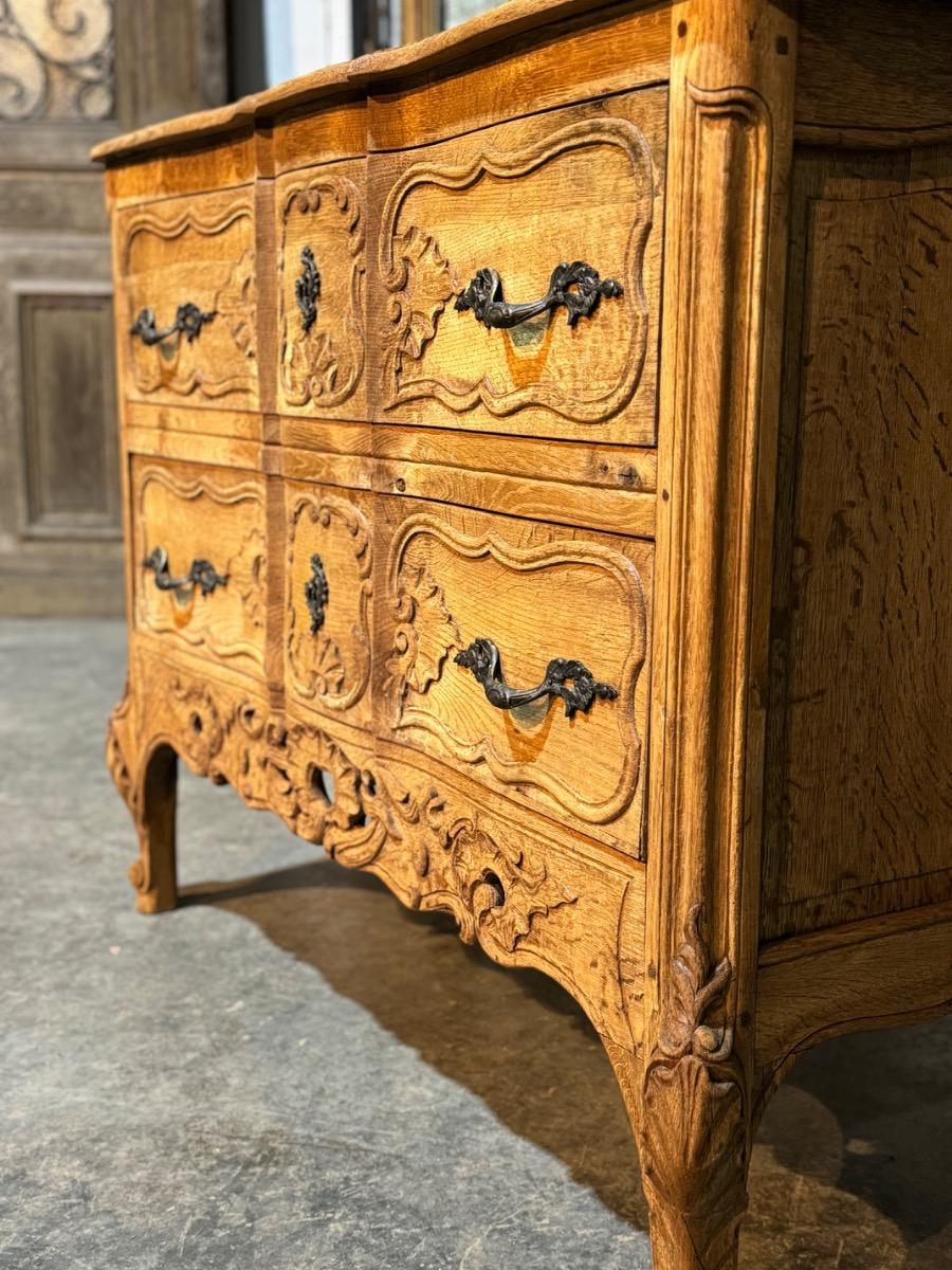 Antique Louis Xv chest of drawers in oak 