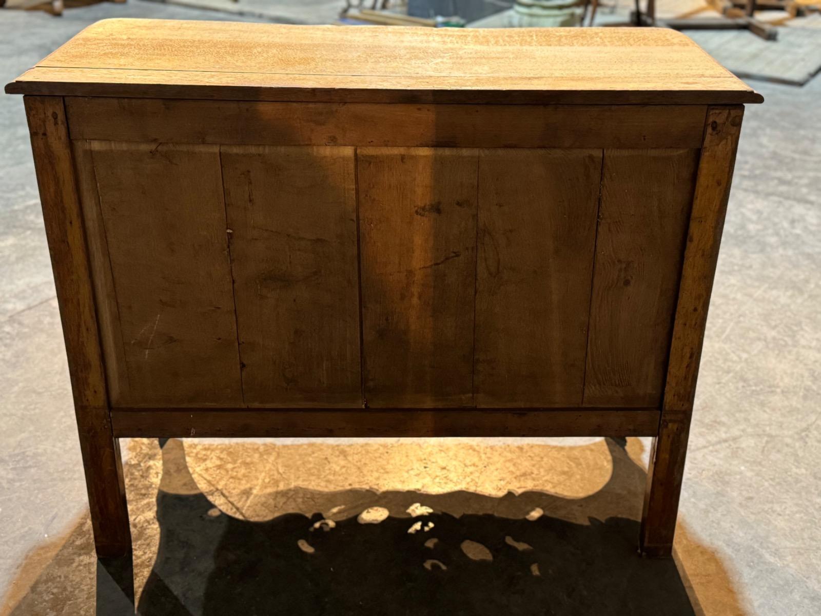 Antique Louis Xv chest of drawers in oak 