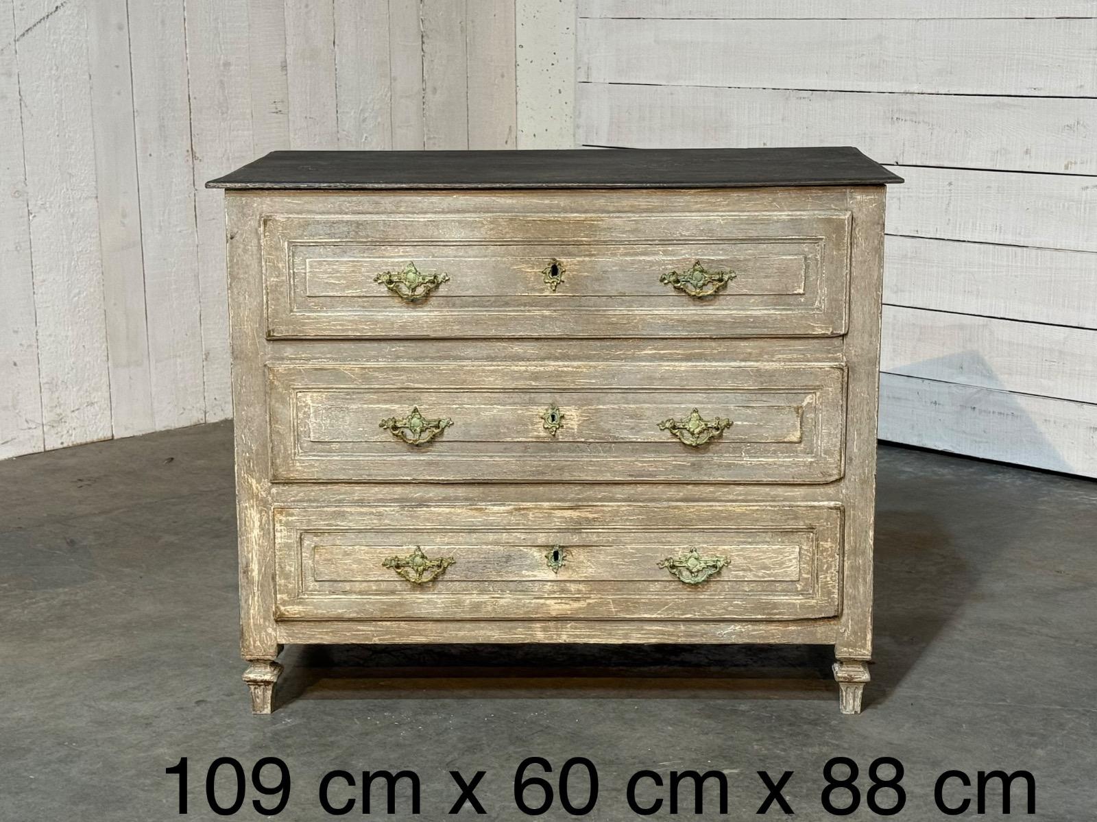 Antique painted chest of drawers 