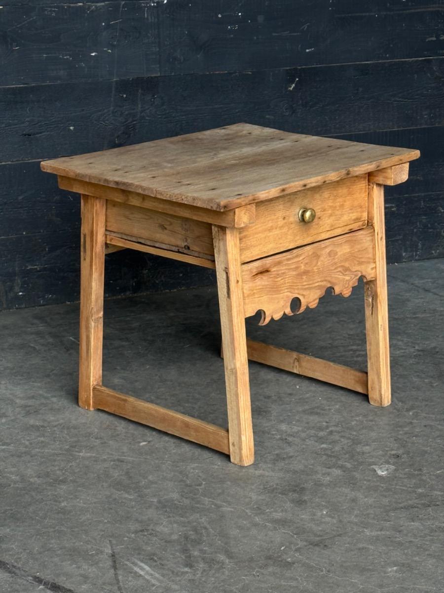Antique pine wood mountain table with one drawer