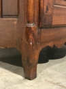 Armoire française rustique avec une porte Louis XV 18 ème siècle