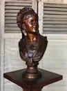 Buste de jeune fille en bronze