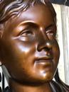 Buste de jeune fille en bronze