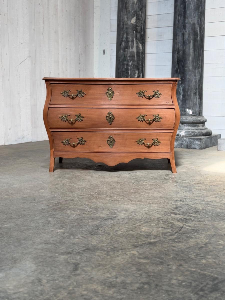 Commode tombeau en acajou délavé 