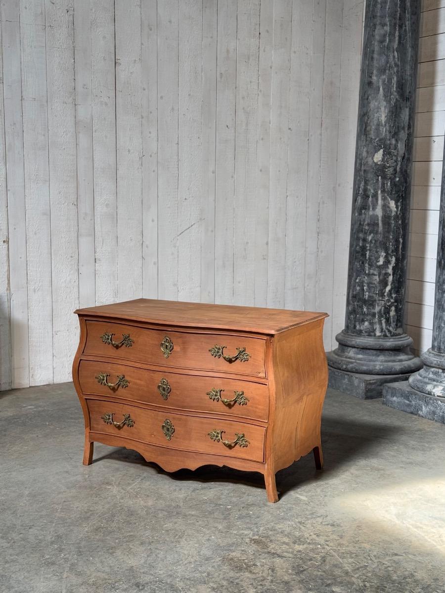 Commode tombeau en acajou délavé 