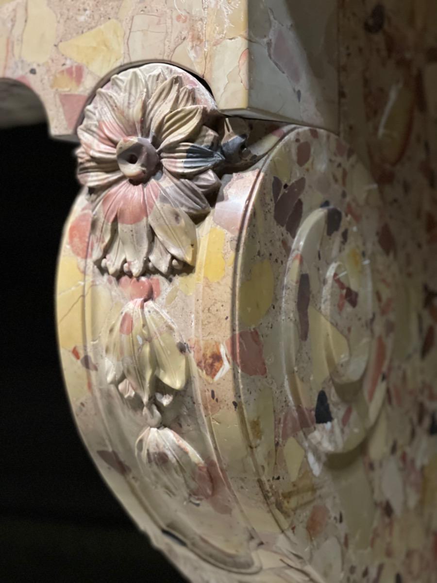 Exceptionnel marble castle consol 