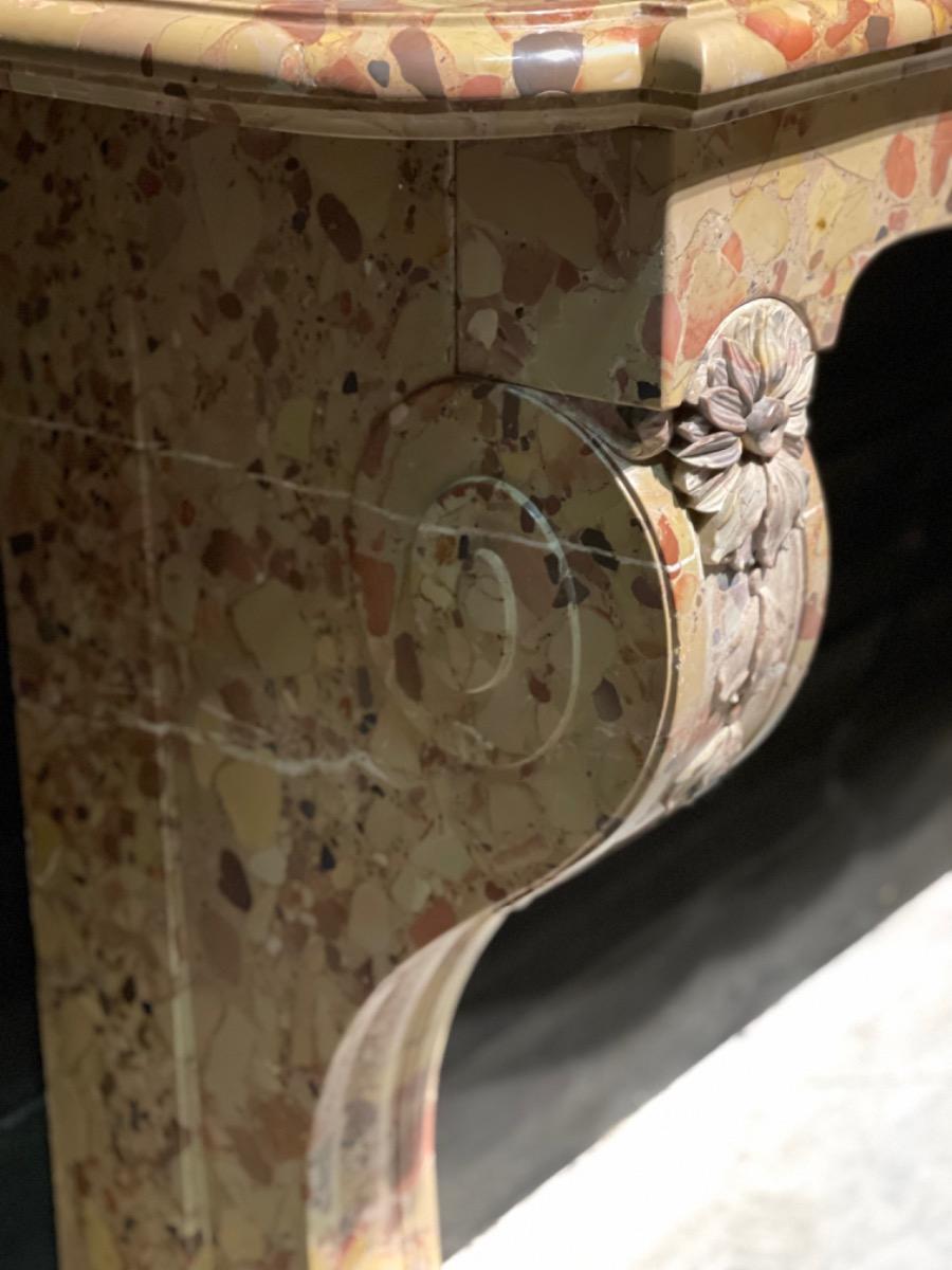 Exceptionnel marble castle consol 