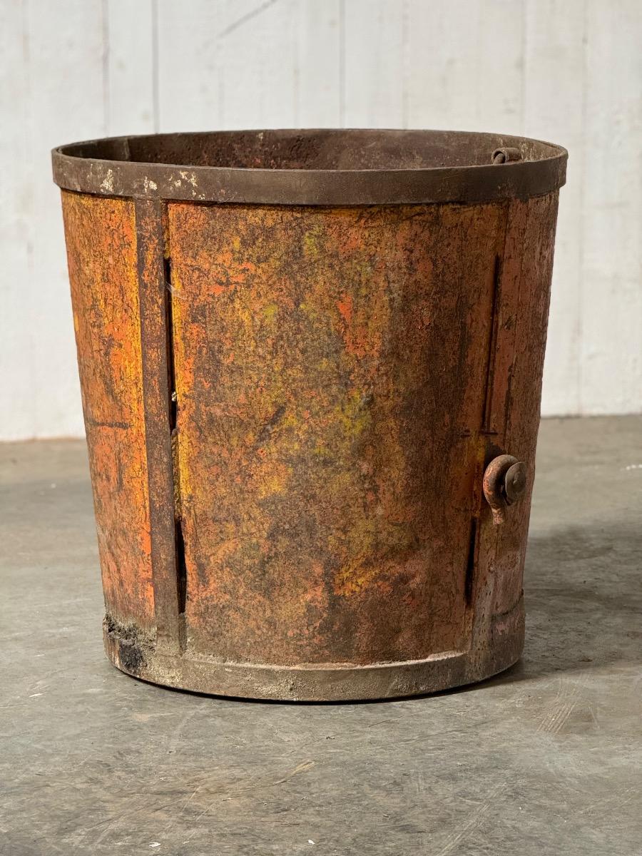 Grand container en métal avec patine d’origine 