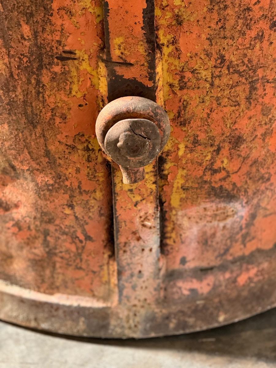 Grand container en métal avec patine d’origine 