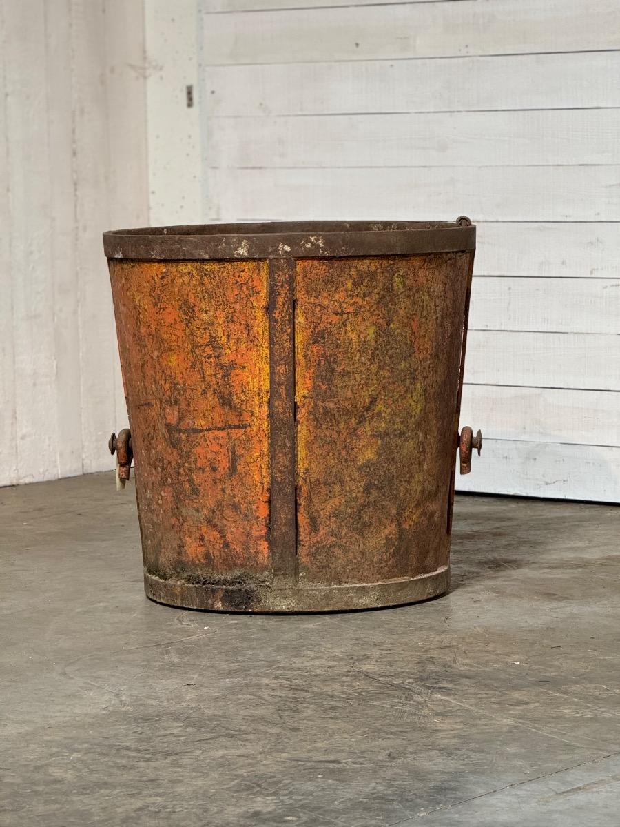 Grand container en métal avec patine d’origine 