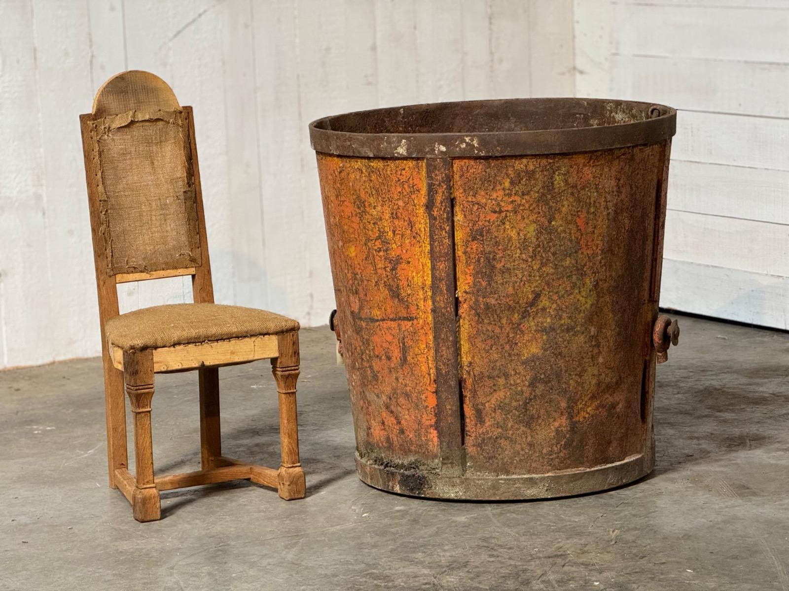 Grand container en métal avec patine d’origine 