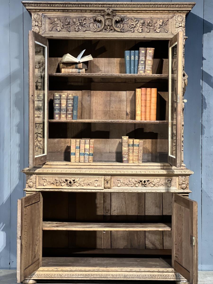 Hunting bookcase 