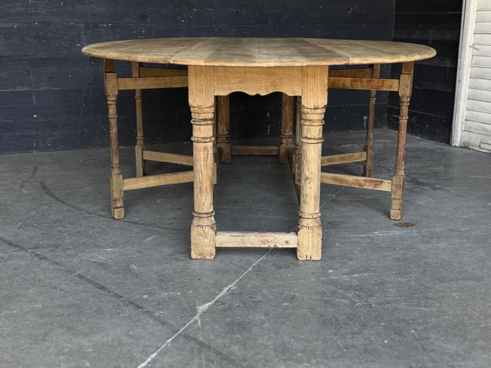 Large ovale dining table 