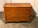 Ancienne commode style Louis XVI en noyer, 18ème siècle