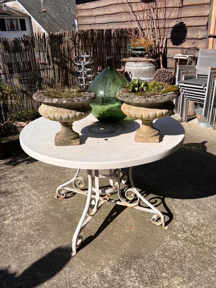 Pair of concrete garden planters 