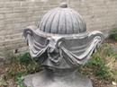 Paire de décorations en pierre bleue sculptée  en Pierre bleue, 19eme siècle