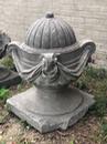 Paire de décorations en pierre bleue sculptée  en Pierre bleue, 19eme siècle