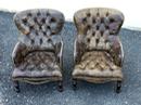Paire de fauteuils anglais en cuir avec une jolie patine
