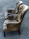 Paire de fauteuils anglais en cuir avec une jolie patine