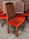 Série de 10 chaises renaissance en noyer