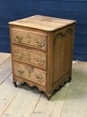 style Small bleached chest of drawers