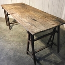Table antique en bois avec planche