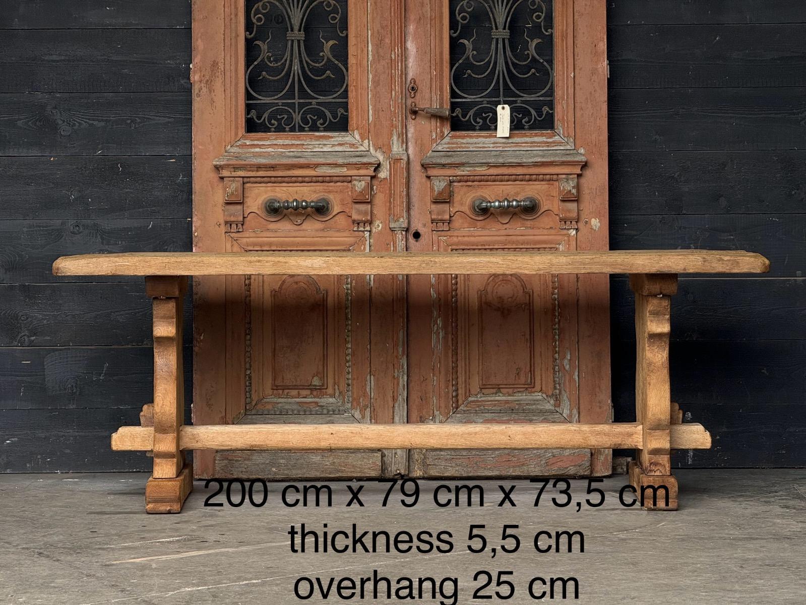 Table brutaliste
