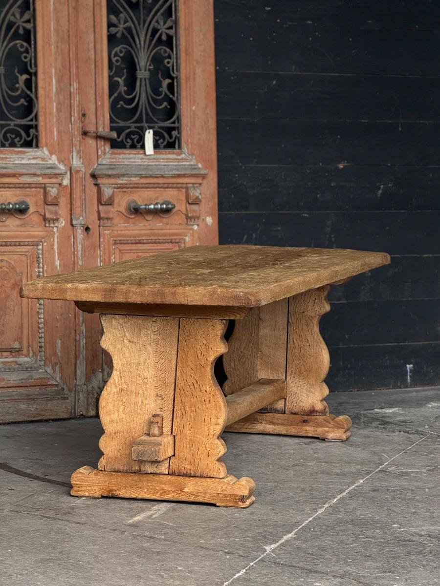Table brutaliste