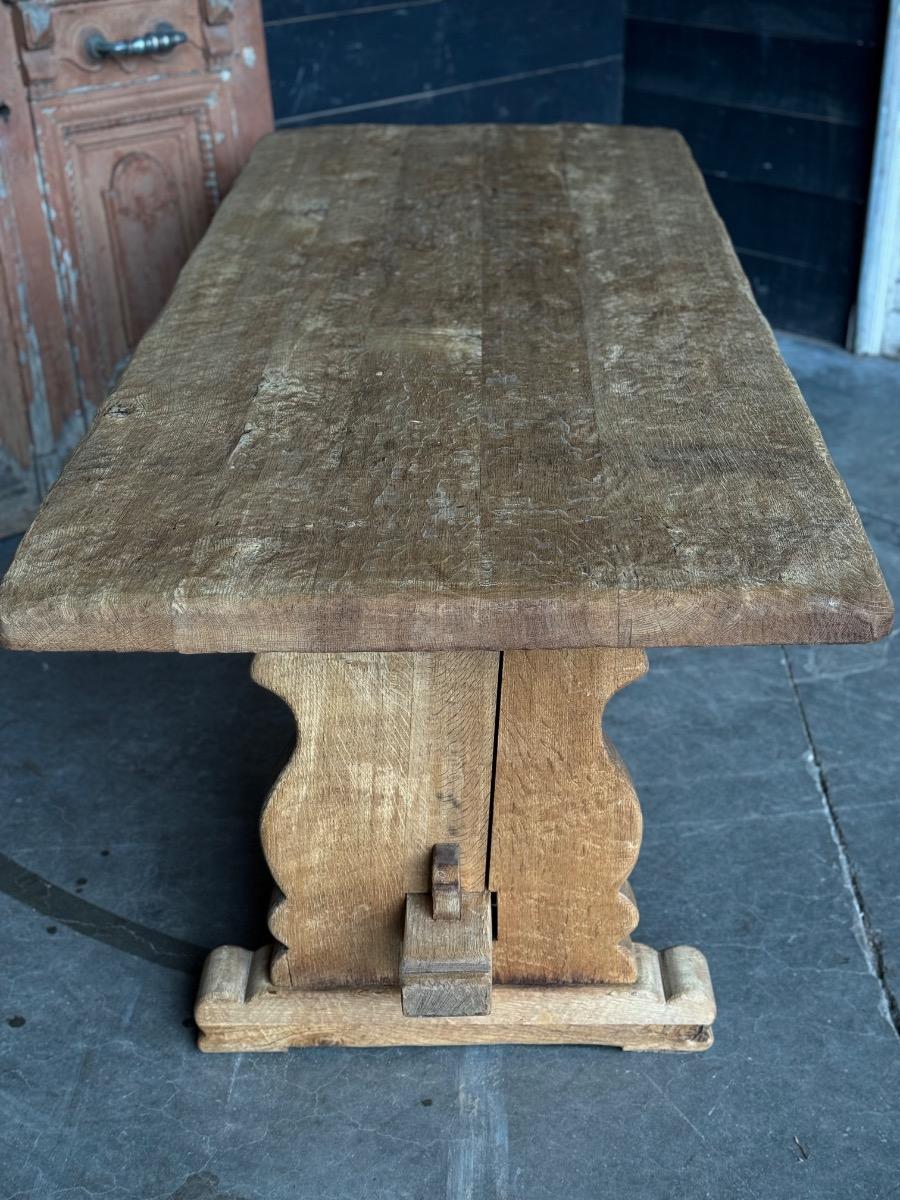 Table brutaliste