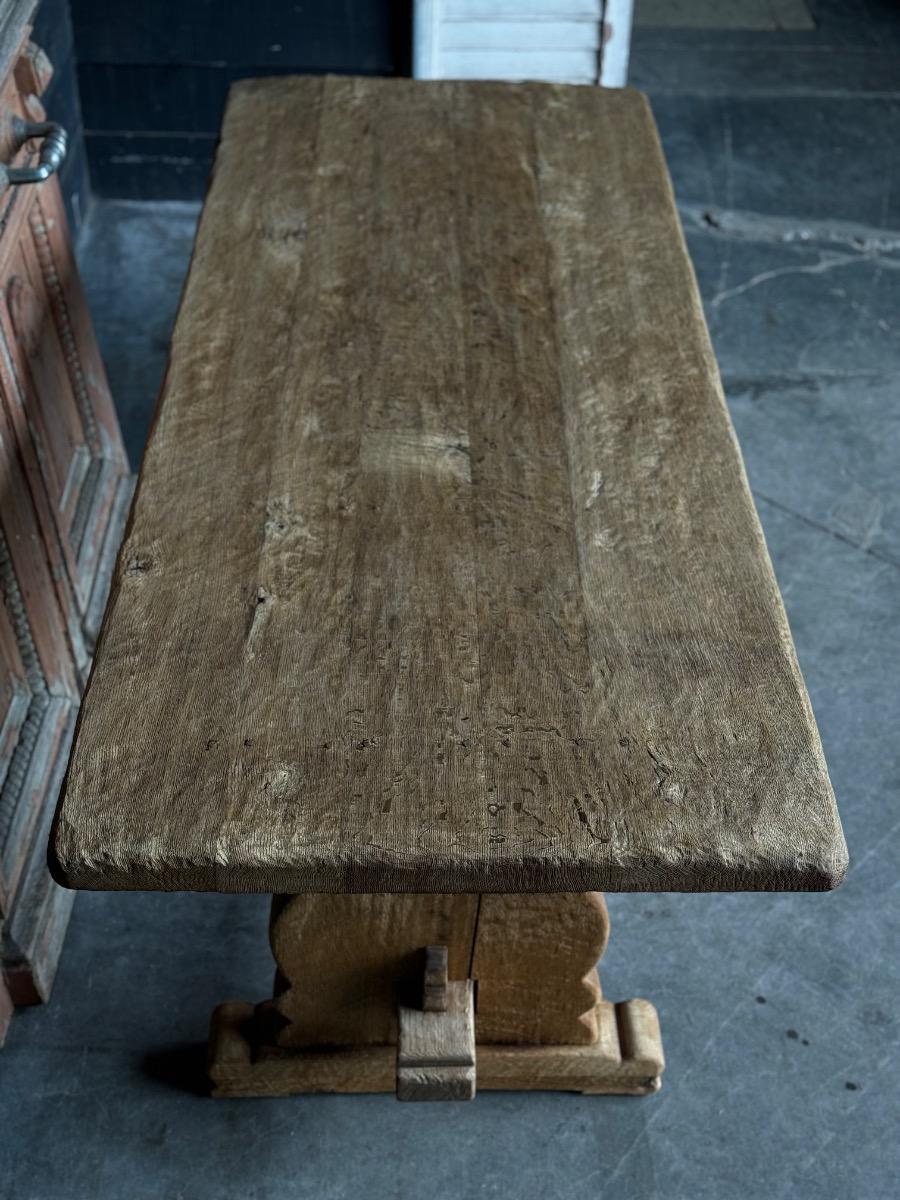 Table brutaliste