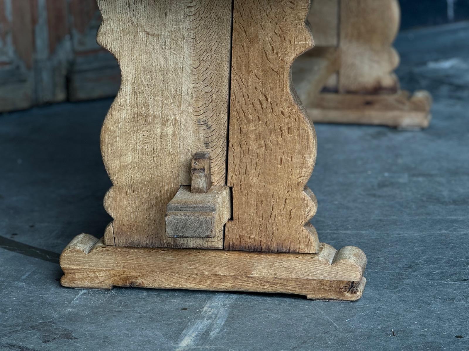 Table brutaliste