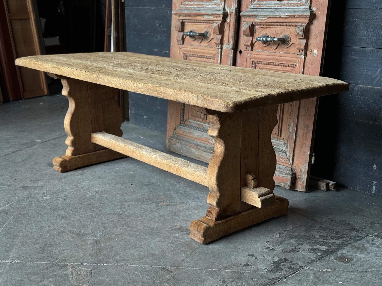 Table brutaliste