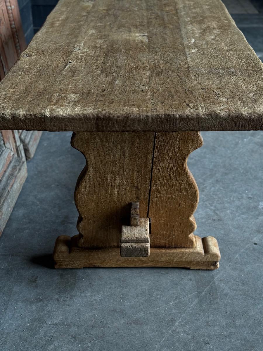 Table brutaliste