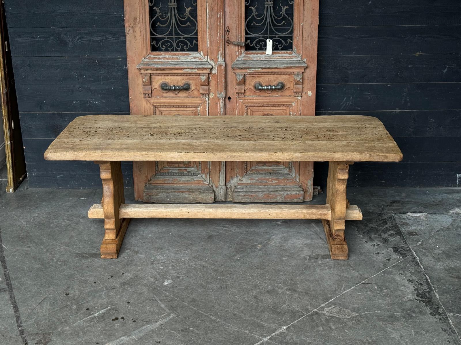 Table brutaliste
