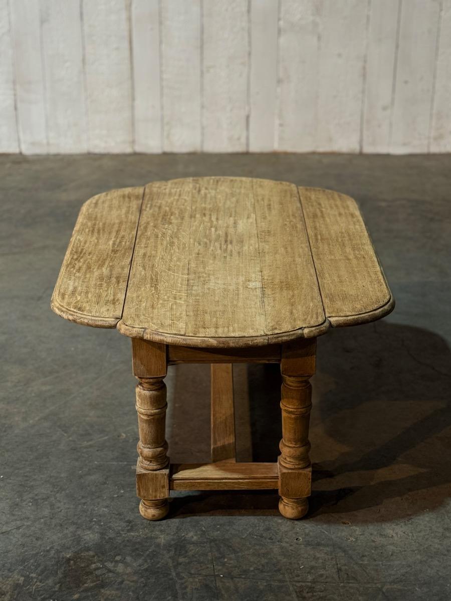 Unusual drop leaf coffee 
