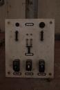 Vieux panneau électrique en marbre blanc