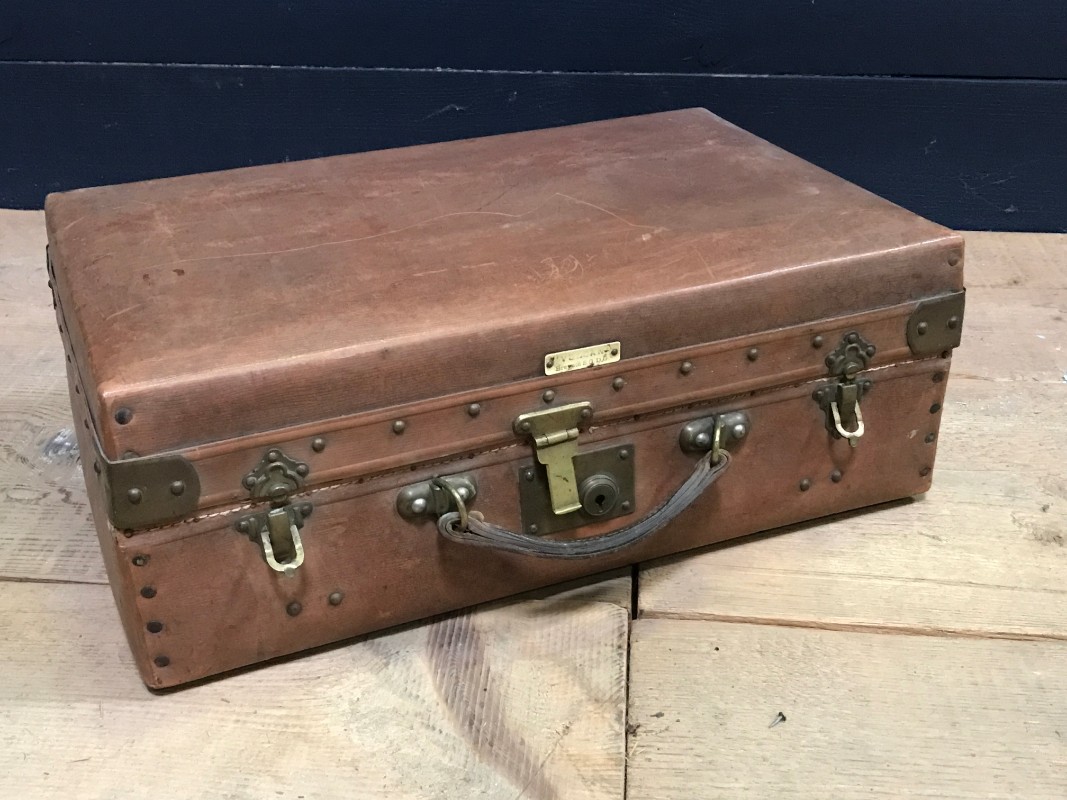 Old leather suitcase deals