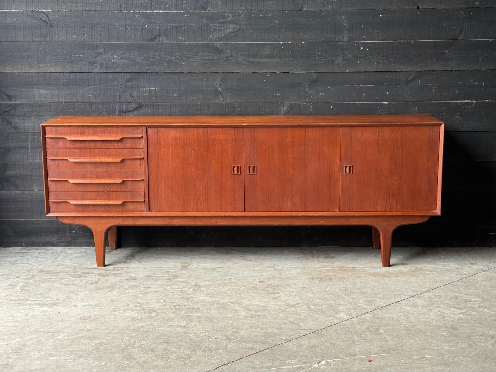 Vintage teak enfilade 