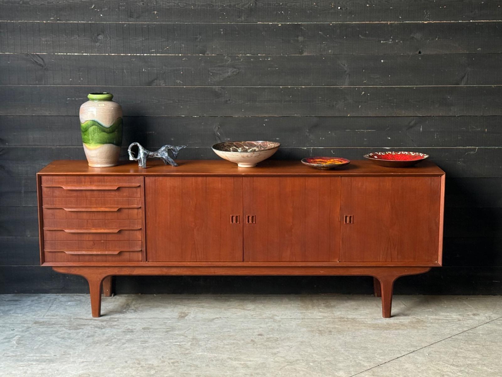 Vintage teak enfilade 